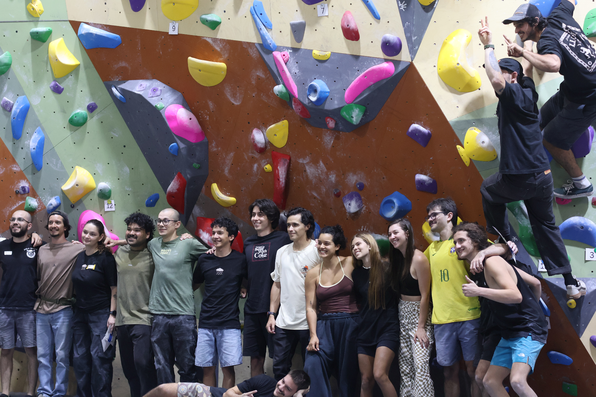 Foto grupal de la comunidad de Casa Altú en el muro de escalada
