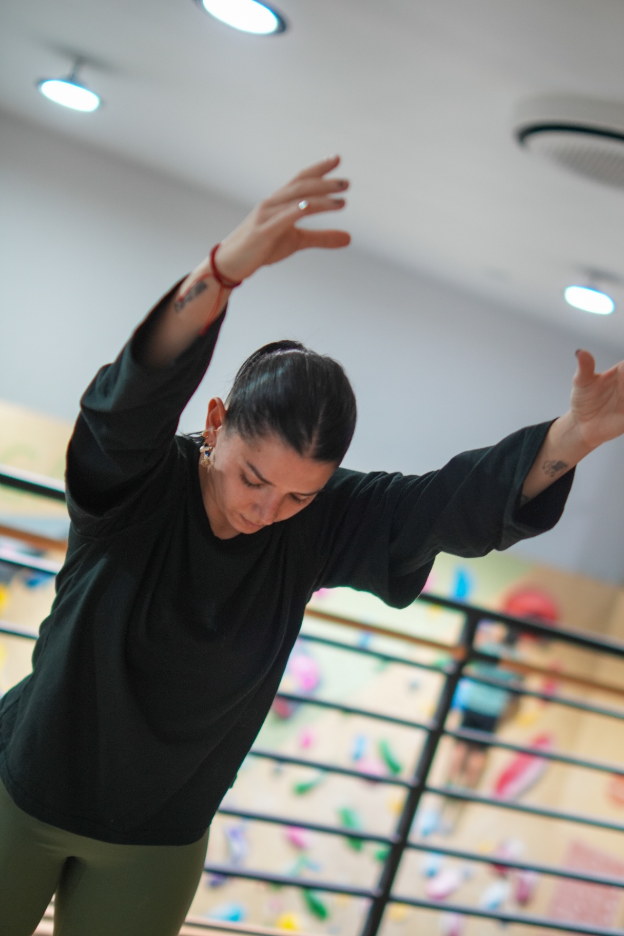 Práctica de yoga con enfoque en equilibrio